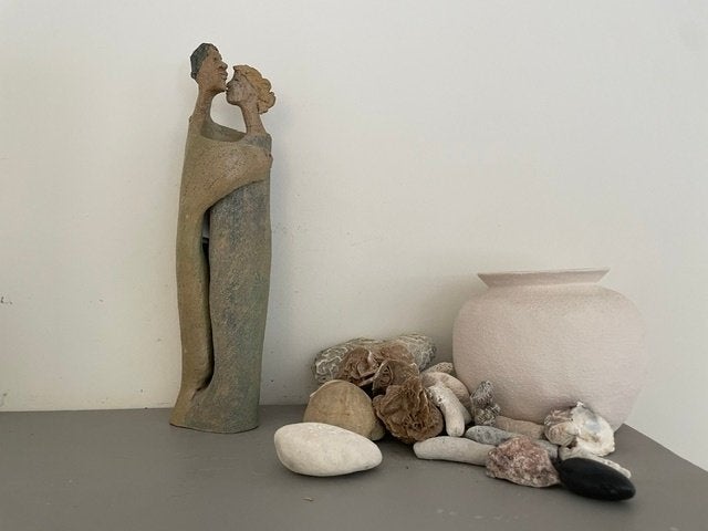 Keramiek kussend koppel sculptuur. Dorothe Vrijdag., Ophalen, Groep mensen, Steen of Keramiek, Beeld