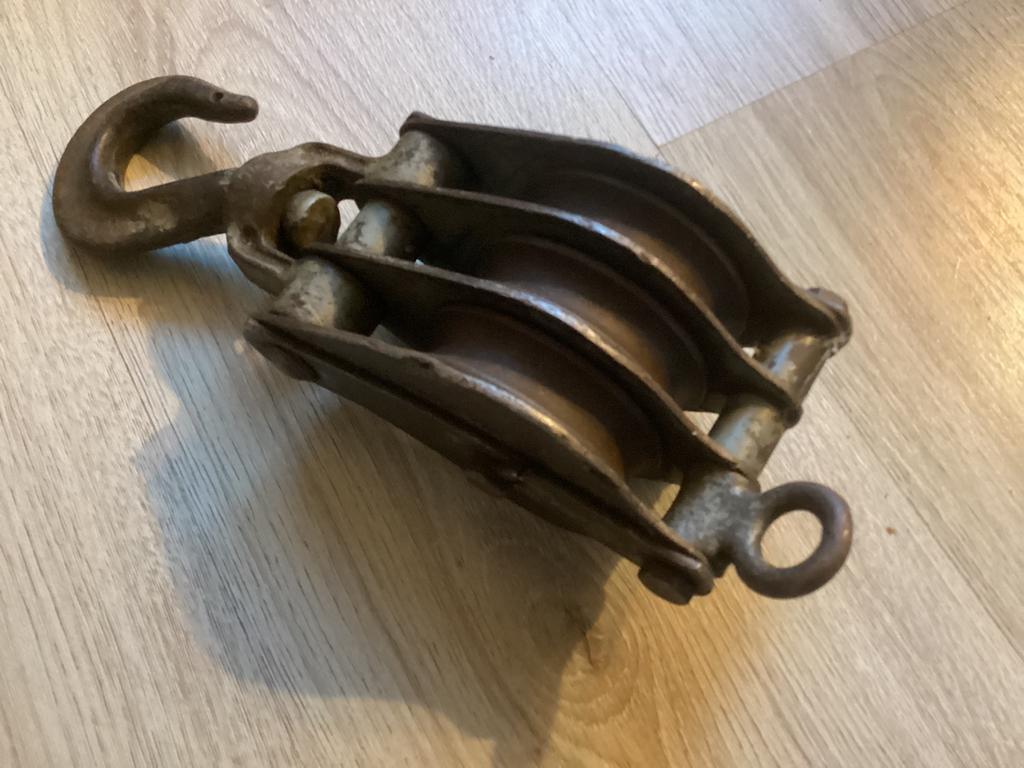 Vintage industrieeel 3 schijfs hijsblok katrol, Ophalen of Verzenden