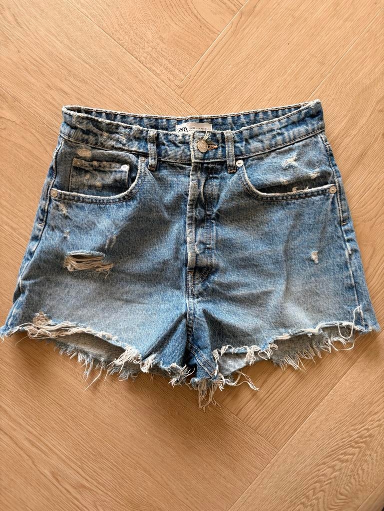 Zara denim short met gerafelde randen, Kleding | Dames, Broeken en Pantalons, Maat 38/40 (M), Kort, Blauw, Ophalen of Verzenden