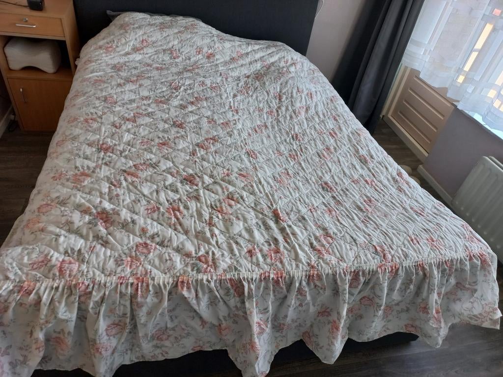 Sprei met rand en bloemenpatroon., Huis en Inrichting, Wit, Overige typen, Tweepersoons, Ophalen of Verzenden