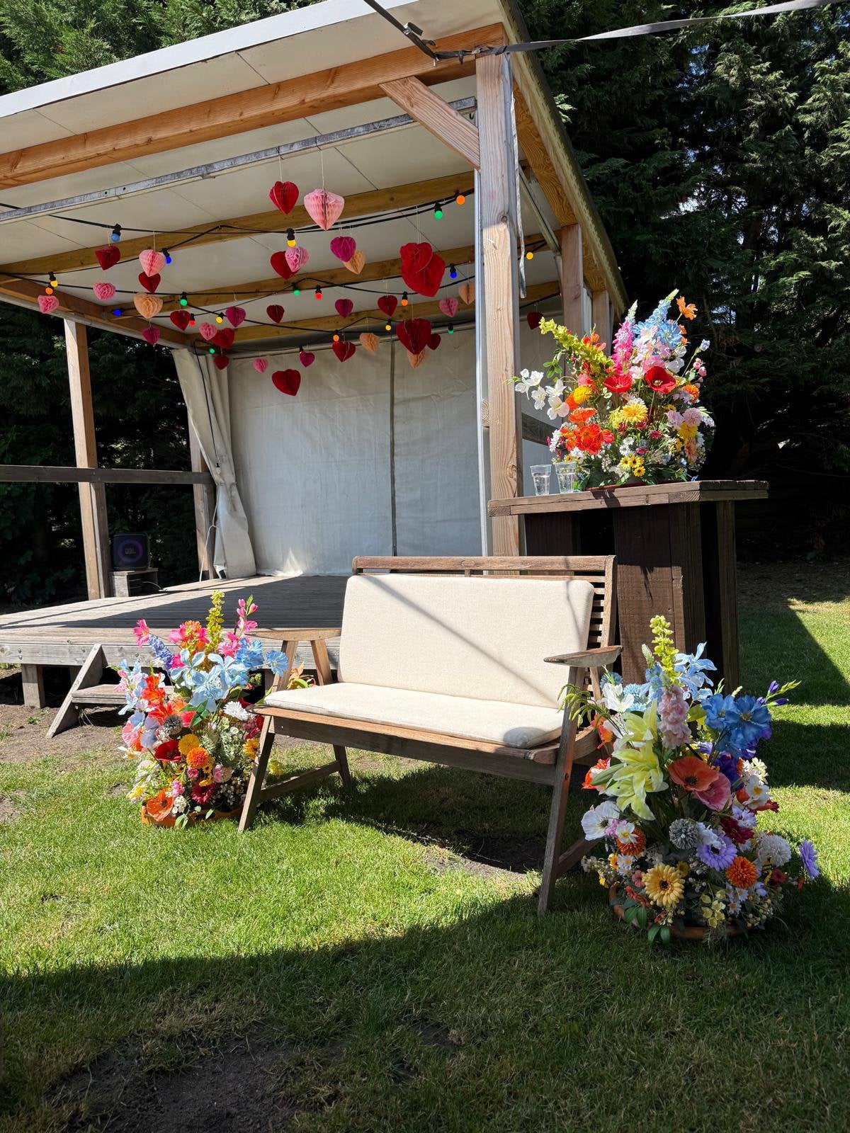 Zijdenbloemen / bloemstukken / gangpadbloemen / fauxbloemen, Hobby en Vrije tijd, Feestartikelen | Verhuur, Ophalen, Zo goed als nieuw