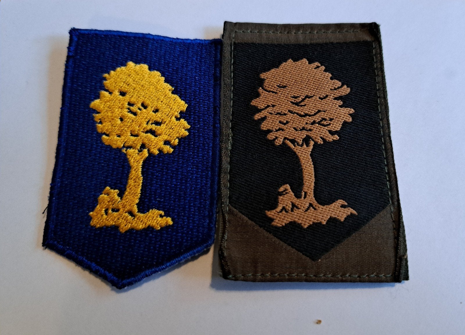 Twee mouw emblemen Commando Opleiding KL, Ophalen of Verzenden, Landmacht, Nederland, Embleem of Badge
