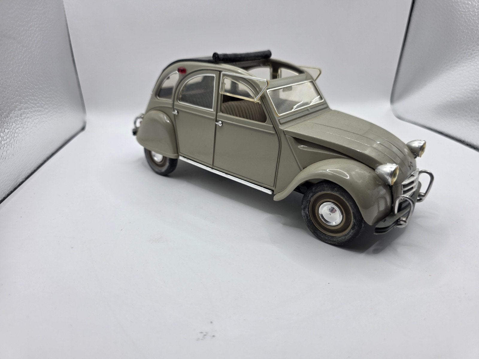 Citroën 2cv, Hobby en Vrije tijd, Modelauto's | 1:18, Ophalen of Verzenden, Zo goed als nieuw, Solido