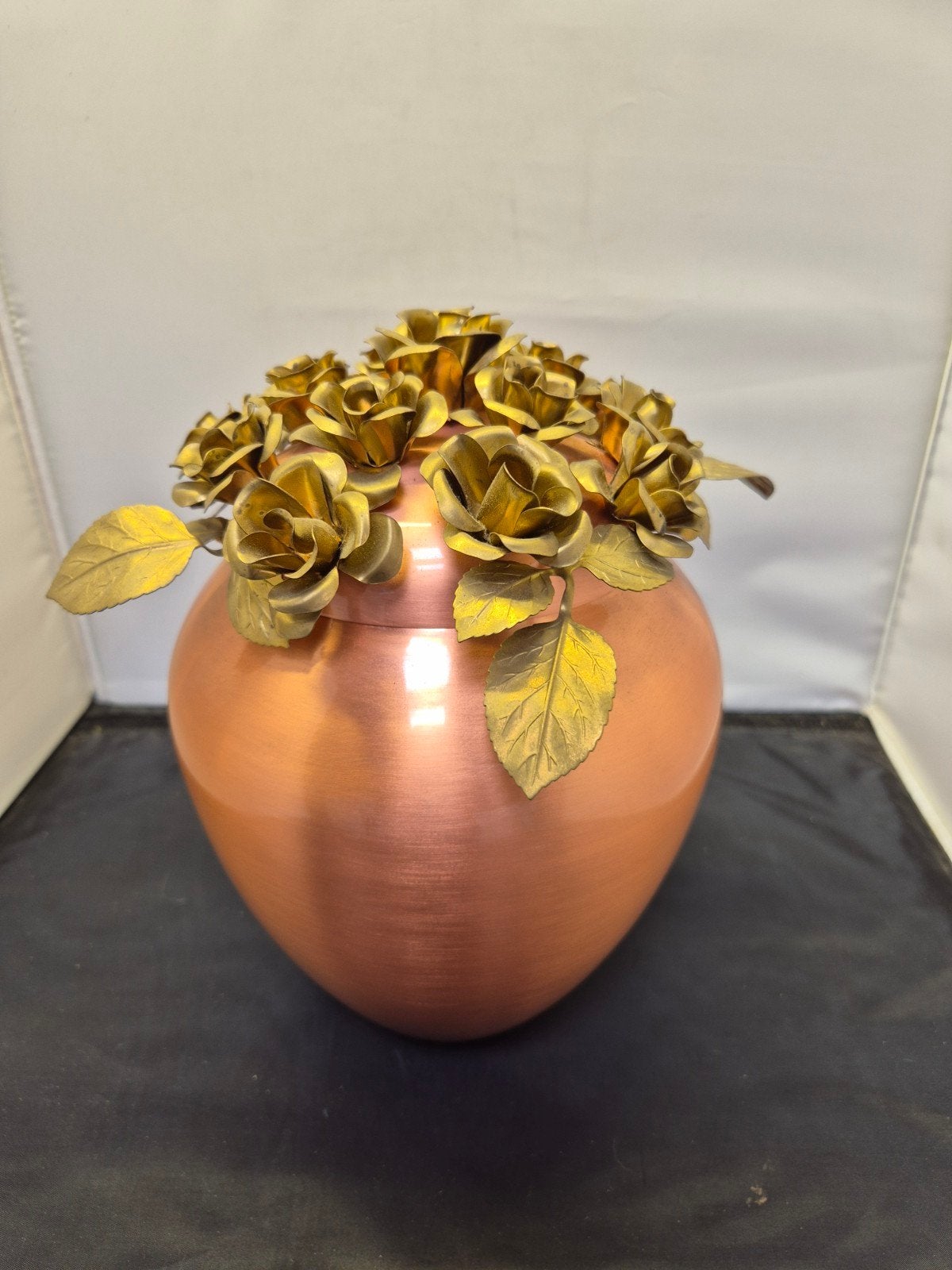 Urn .  Koper met sierlijke bloemen., Ophalen of Verzenden