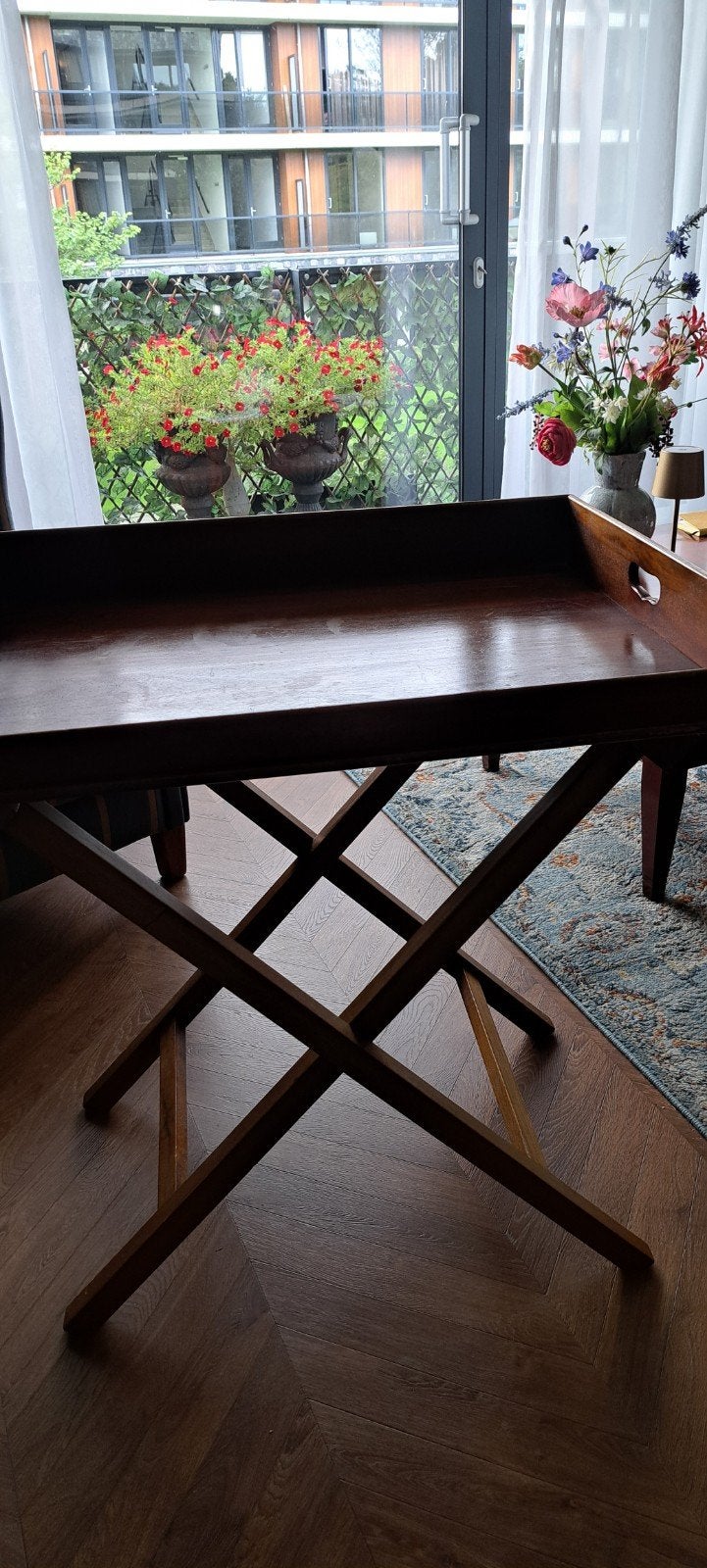 Vintage houten dienbladtafel met inklapbaar onderstel, Gebruikt, Vintage, Klassiek, Ophalen of Verzenden, 75 cm of meer