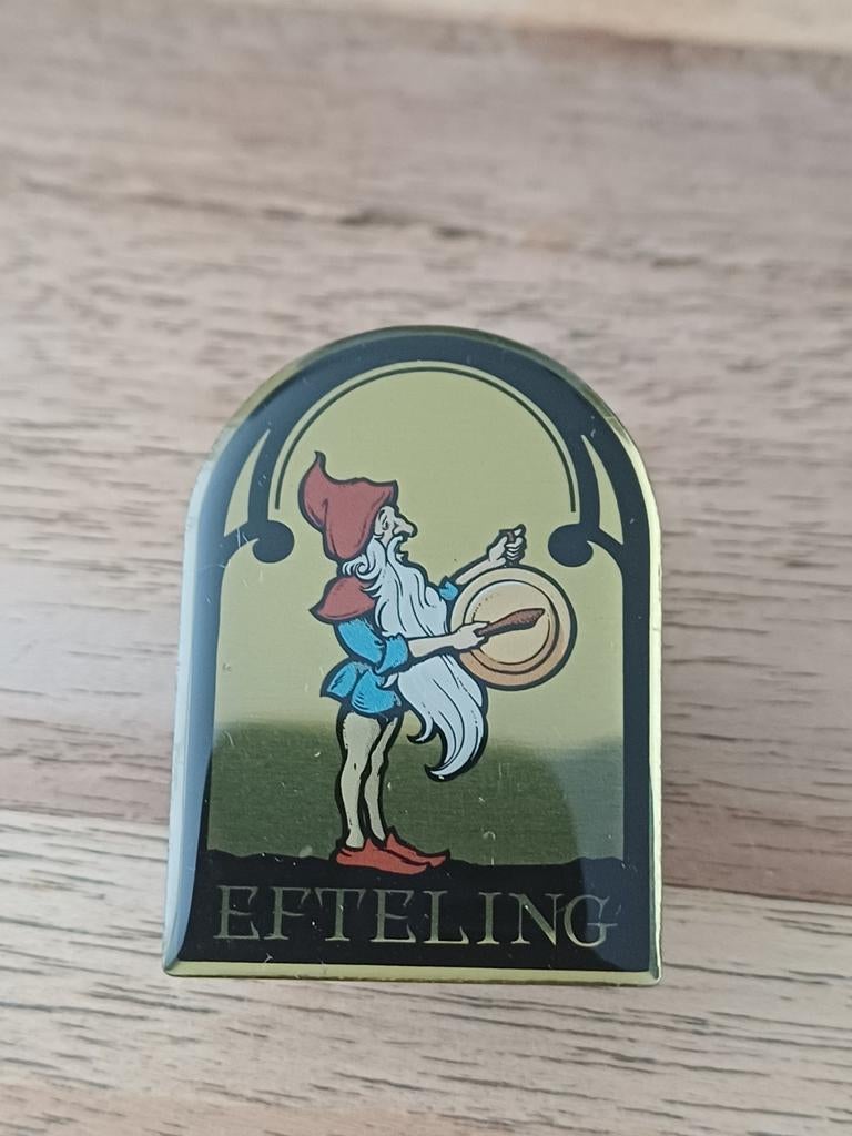 Efteling Pin Kabouter met Trommel, Verzamelen, Efteling, Ophalen of Verzenden, Zo goed als nieuw, Button of Speldje