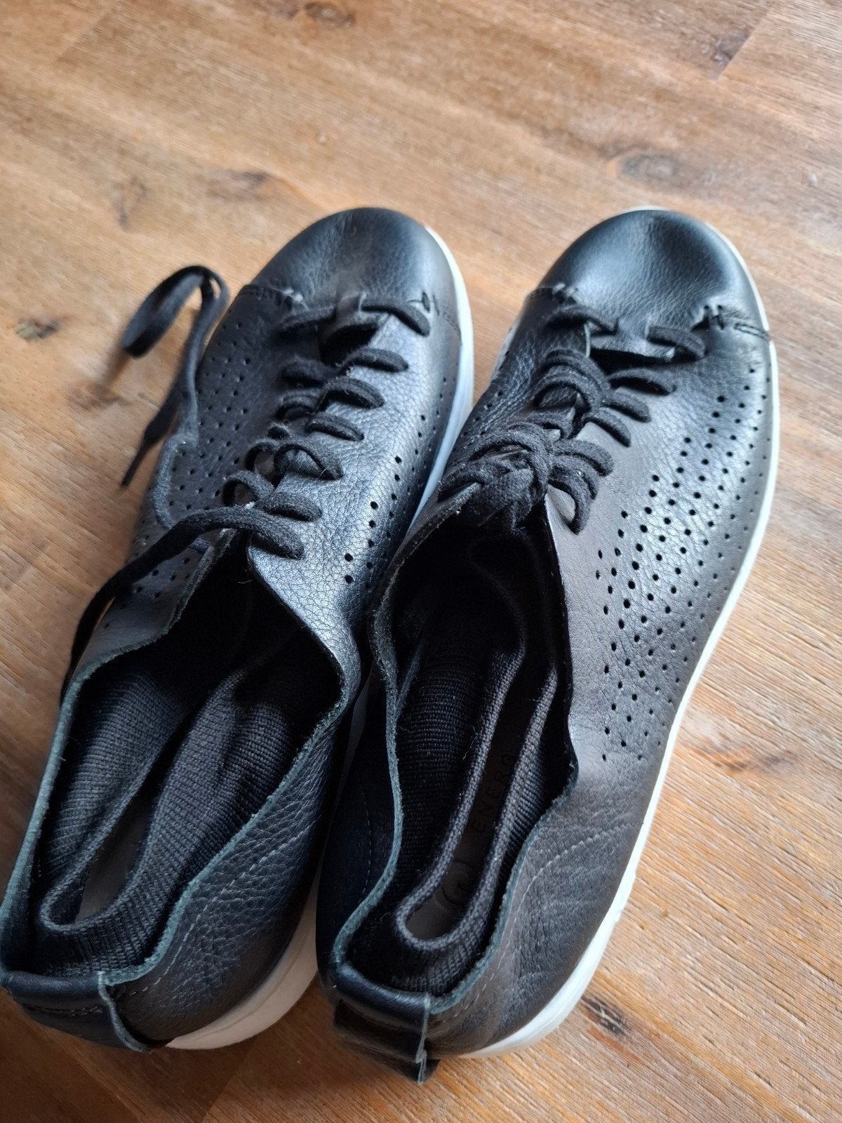 Zwarte heren UGG leren sneakers - nieuw, Ophalen of Verzenden, Zo goed als nieuw, Zwart