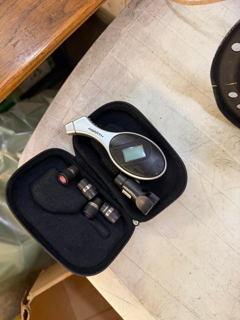 Abarth Bandenspanningsmeter met ventieldopjes, Auto diversen, Auto-accessoires, Nieuw, Ophalen of Verzenden