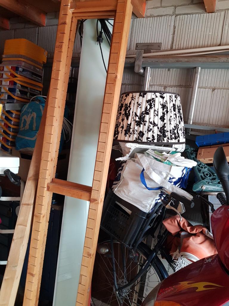 Lundia stelling van hout(VERKOCHT),en één van metaal nog, Ophalen