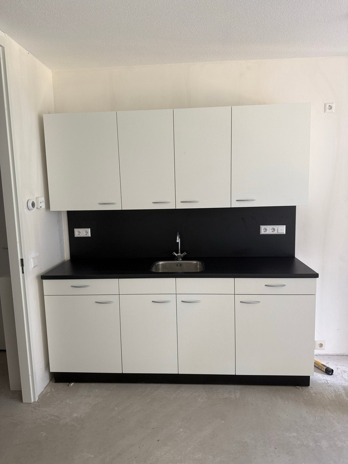 Nieuwe witte keuken met zwart blad en spoelbak, Ophalen, Wit, Nieuw, Enkelwandige keuken