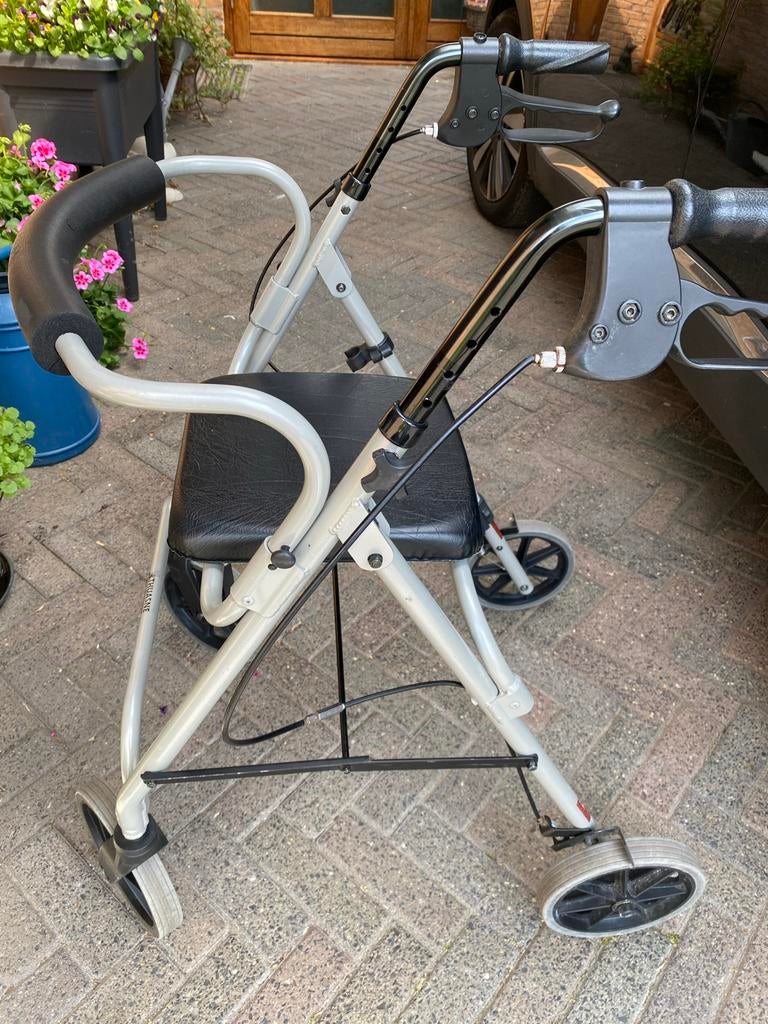 Rollator merk Thuasne . Kleur grijs met zwart, Diversen, Rollators, Ophalen, Opvouwbaar, Gebruikt