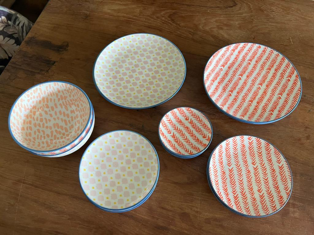 Vrolijk gekleurd servies Nova van Xenos 4 persoons, Huis en Inrichting, Ophalen of Verzenden, Zo goed als nieuw, Bord(en), Overige stijlen