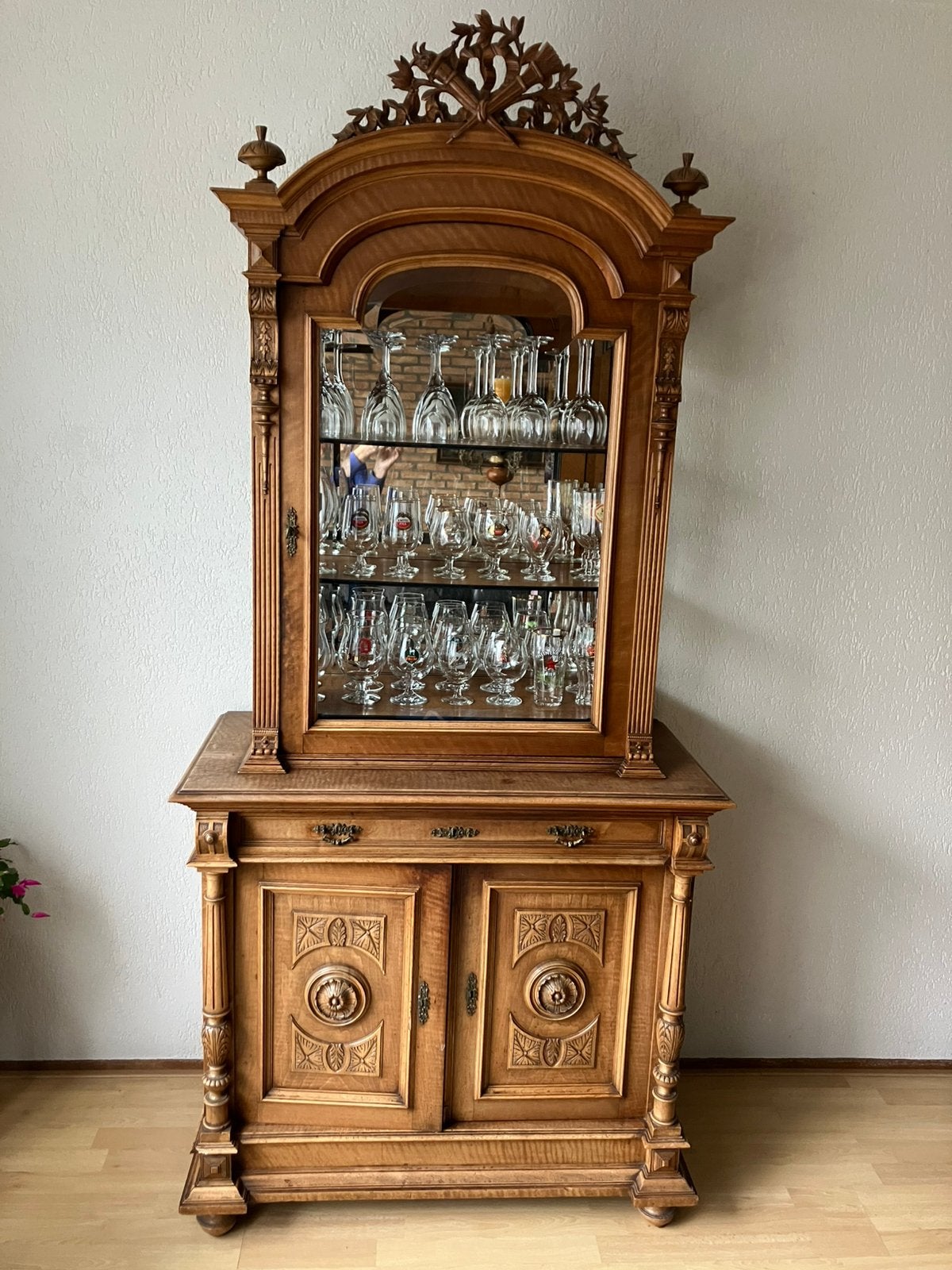 Prachtige Bonheur kast met glas, spiegelpaneel houtsnijwerk, Ophalen