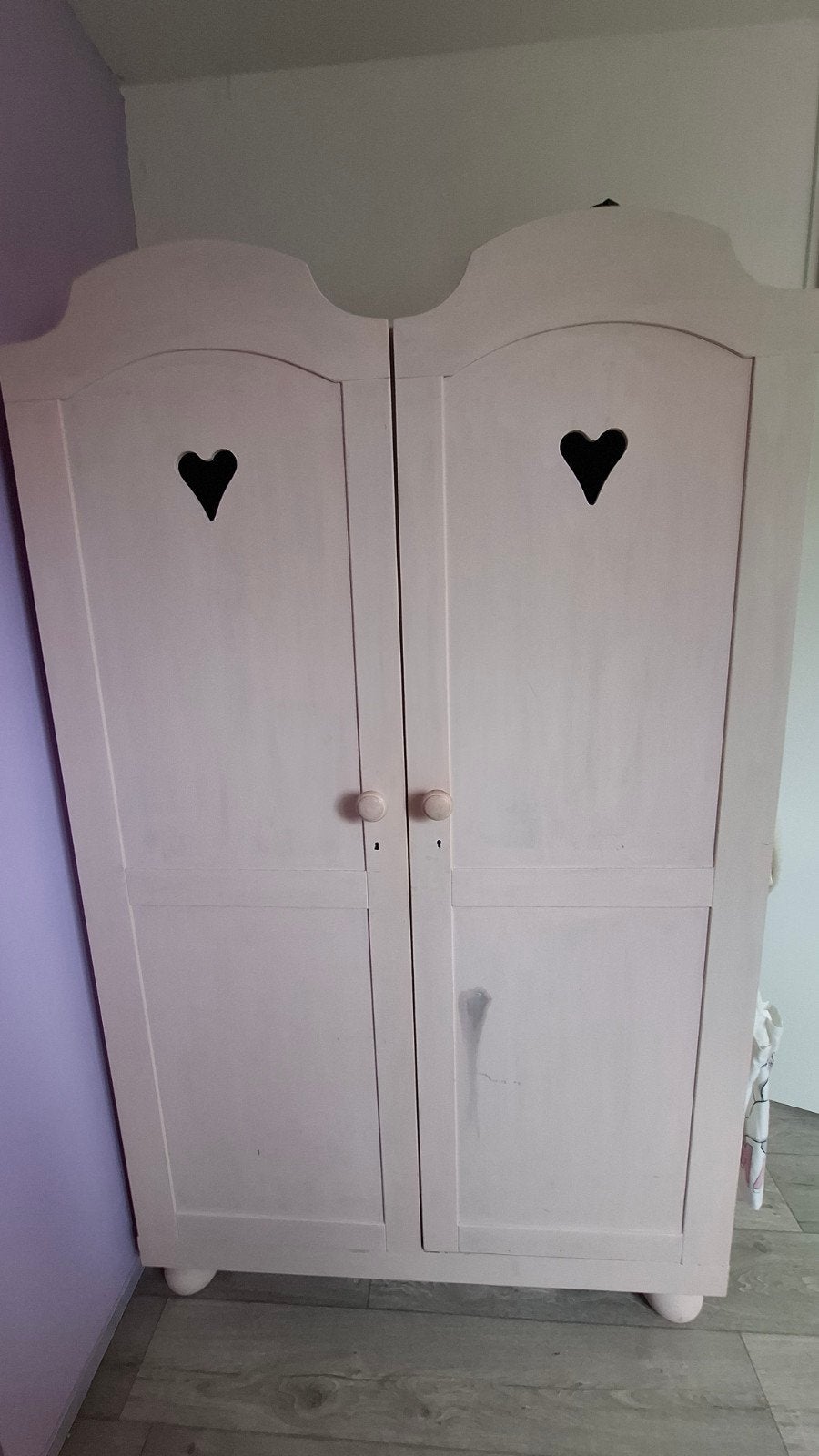 Lichtroze vinatge kast met hartjes, past bij bed (zie adv), Ophalen, Met deur(en), Gebruikt, 100 tot 150 cm