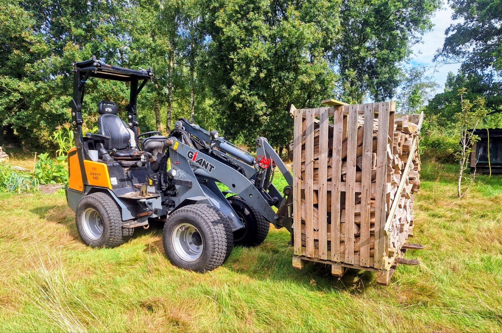 Minishovel Giant 337 met houtklem, mestklem en aanbouwdelen