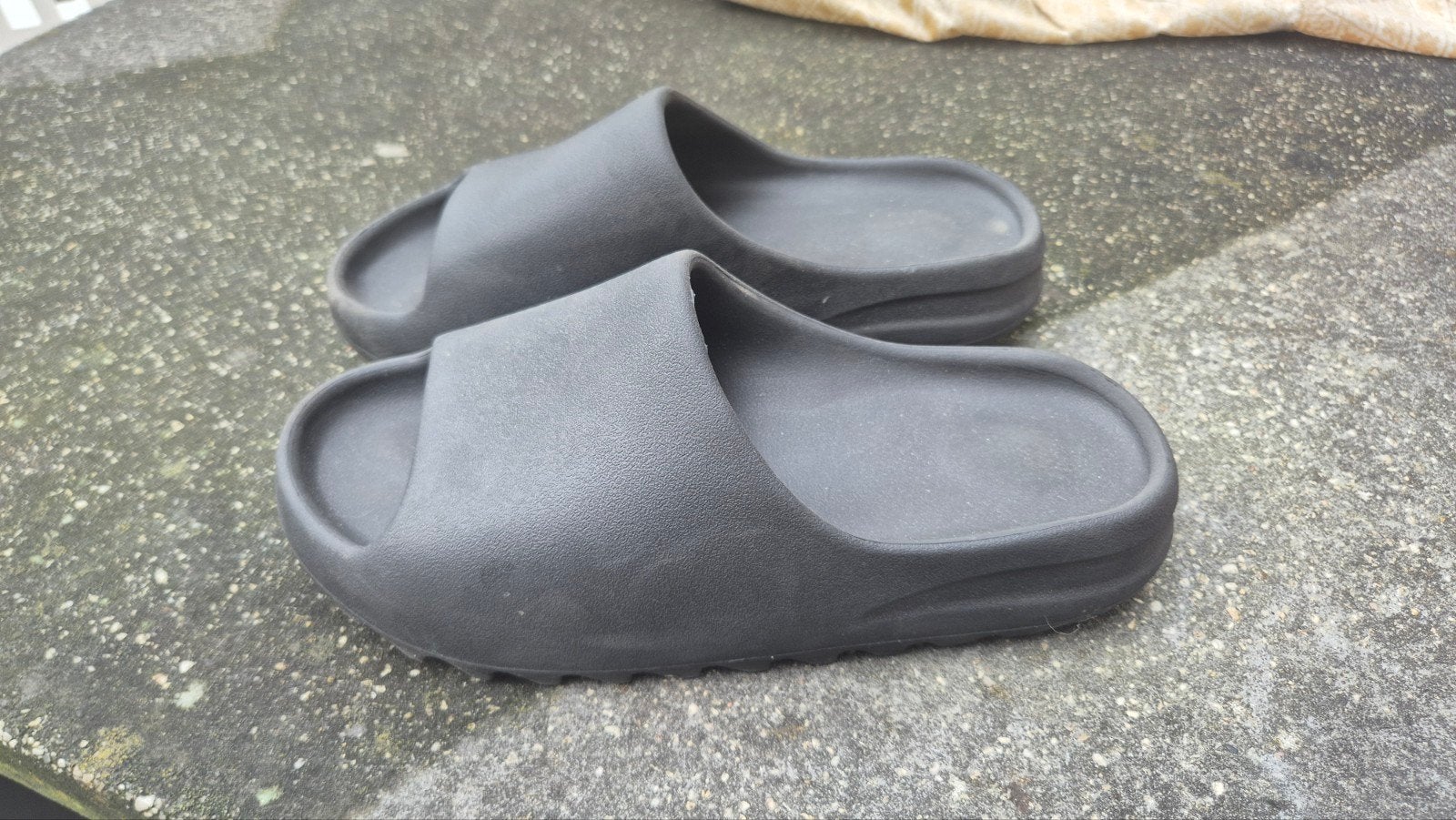 Yeezy Slides (fake)- Comfortabele Zwarte Slippers maat 41, Kleding | Heren, Ophalen of Verzenden, Gedragen, Zwart, Slippers
