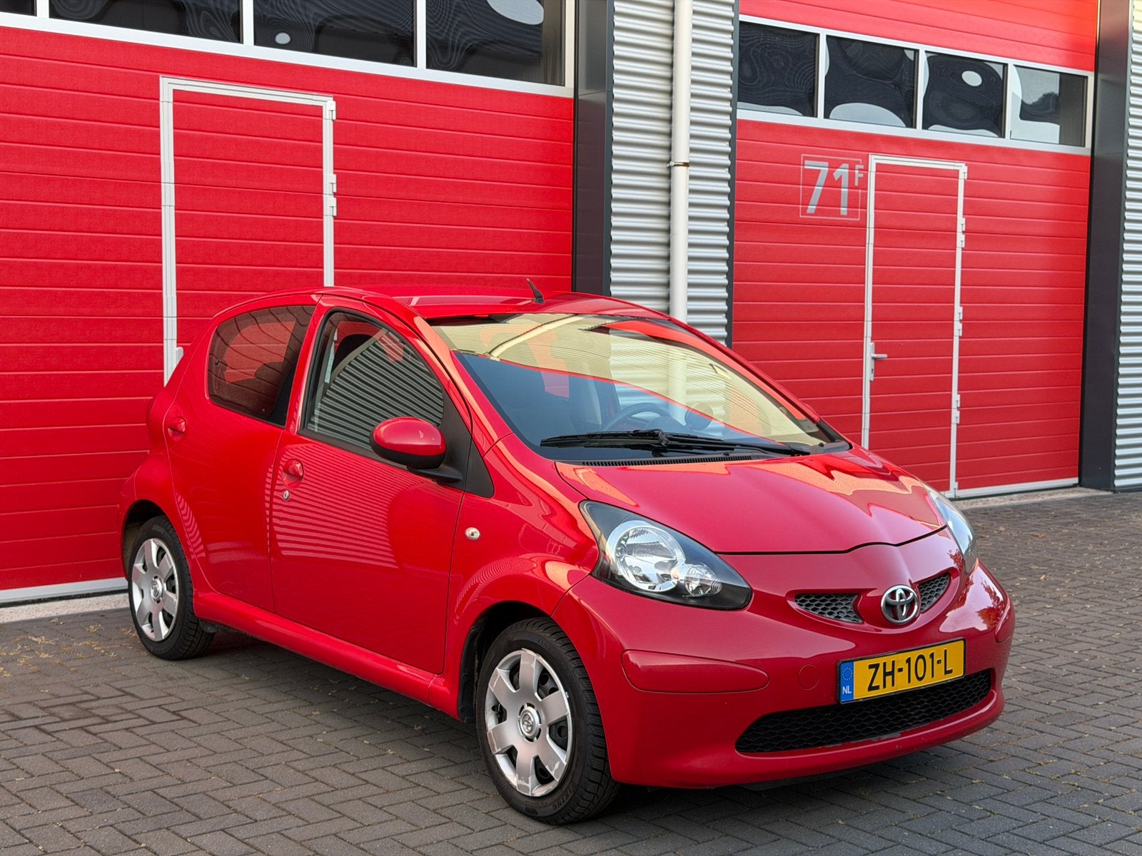 Toyota Aygo 1.0 12V Vvt-i 5DRS 2008 Rood, Stof, Zwart, 4 stoelen, 68 pk