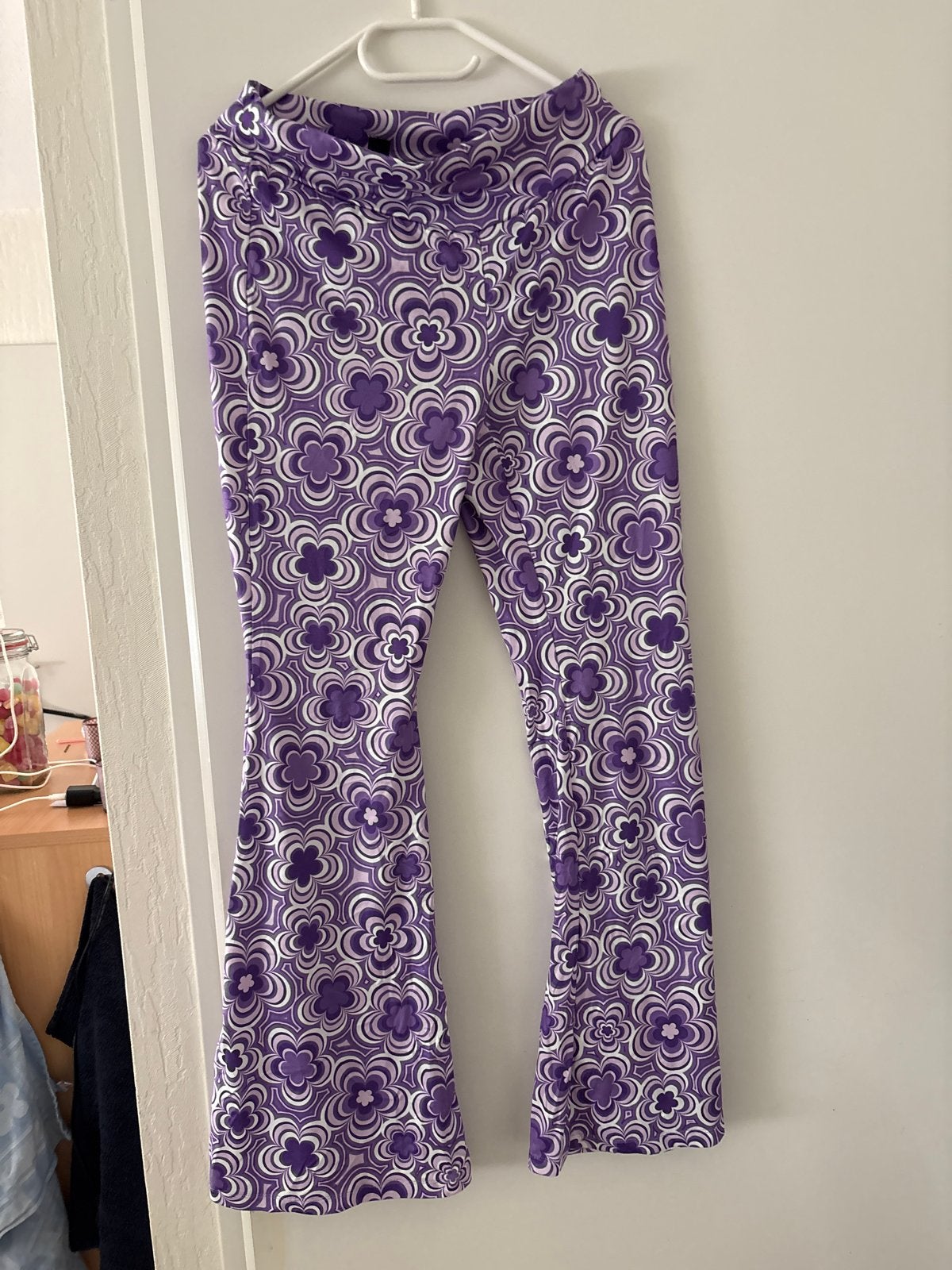 Paarse flared broek met bloemenprint, Ophalen, Zo goed als nieuw, Maat 42/44 (L), Carnaval