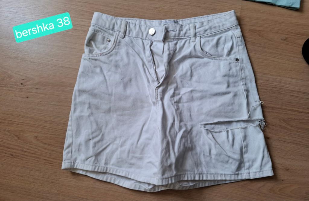 witte korte spijkerbroek van Bershka in maat 38, Maat 38/40 (M), Kort, Wit, Zo goed als nieuw