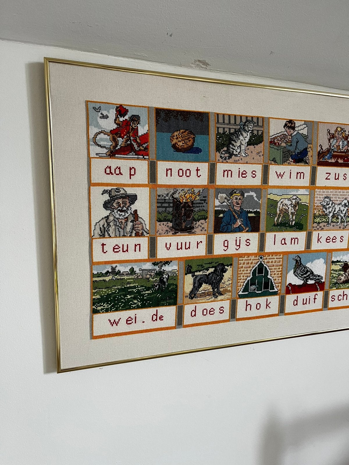 Aap, Noot, Mies borduurwerk in lijst., Antiek en Kunst, Ophalen of Verzenden, Overige thema's