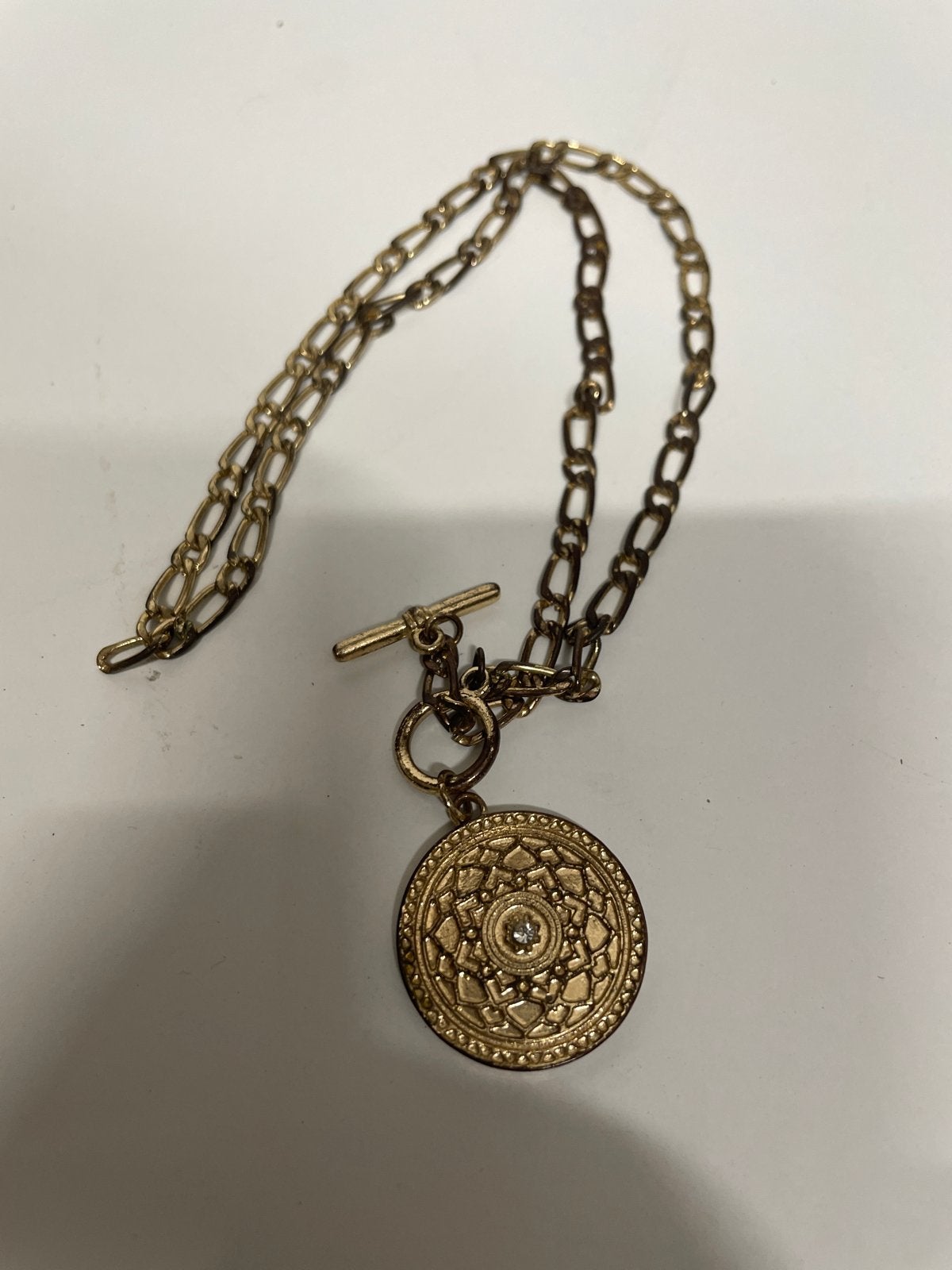 Goudkleurige ketting met ronde hanger en steentje, Overige materialen, Gebruikt, Ophalen of Verzenden, Met edelsteen