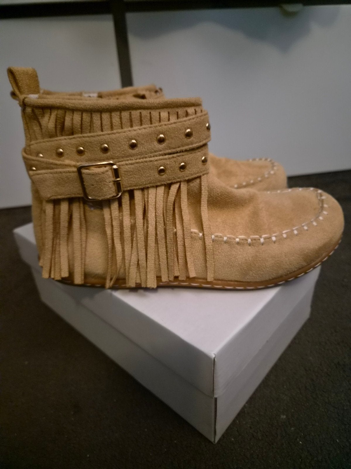 Enkellaarzen nep suède met franjes en studs - Maat 39, Beige, Lage of Enkellaarzen, Ophalen of Verzenden, Zo goed als nieuw