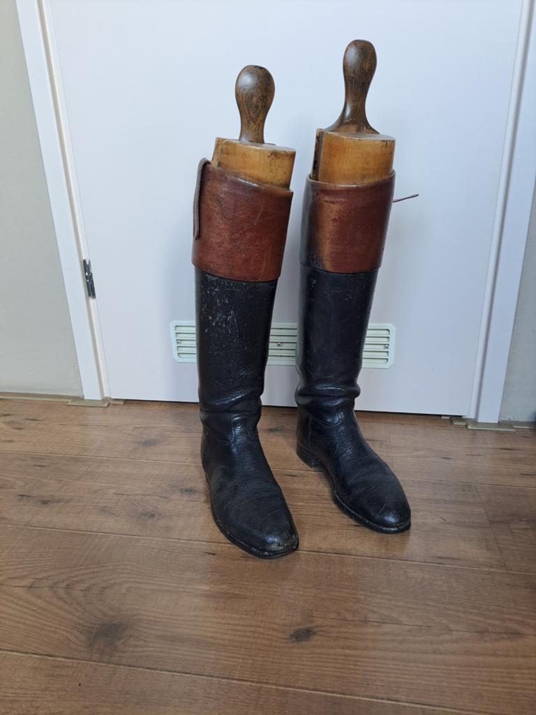 Antieke paardrijlaarzen met houten mallen - 47 cm hoog, Antiek en Kunst, Antiek | Kleding en Accessoires, Ophalen, Onbekend