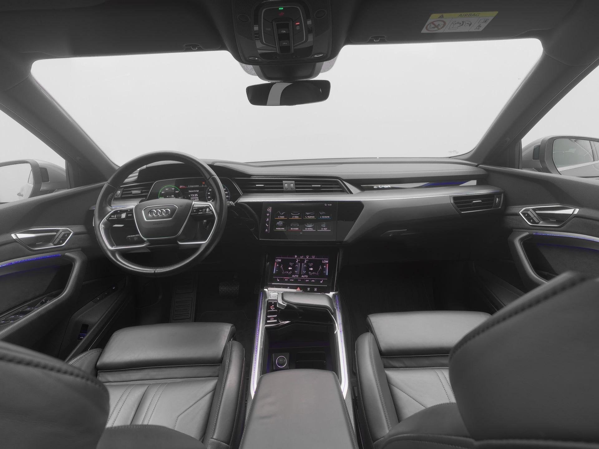 Audi e-tron e-tron 55 quattro advanced Pro Line Plus 95 kWh, Auto's, Automaat, 131 €/maand, Zwart, 95 kWh