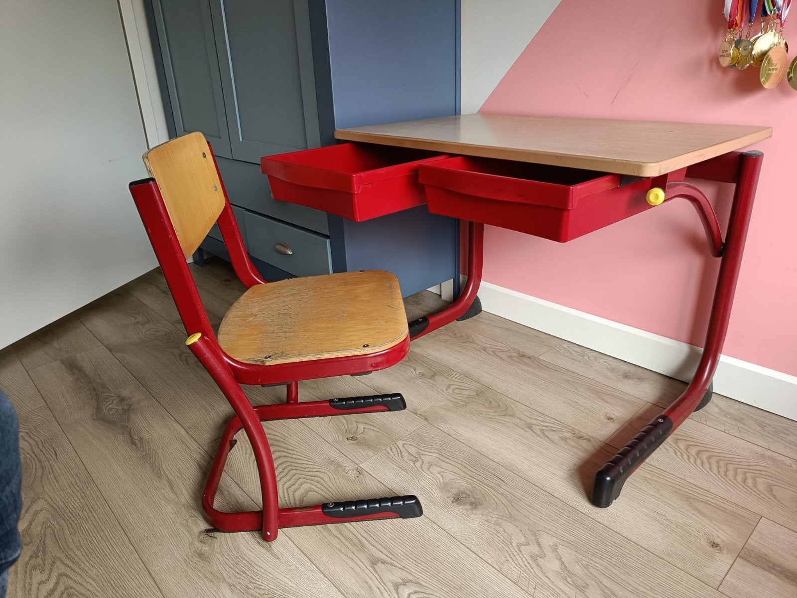 Peuter/school bureau met stoel - Vintage rood, Kinderen en Baby's, Kinderkamer | Tafels en Stoelen, Ophalen, Gebruikt, Tafel(s) en Stoel(en)