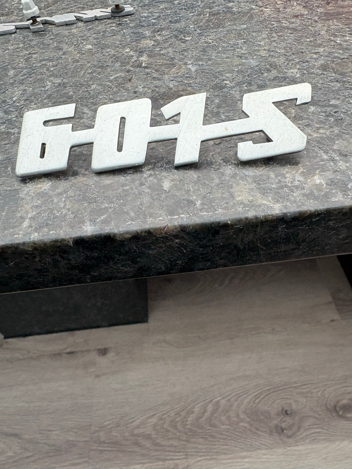 Trabant Emblemen Set (3 stuks) - 601, De Luxe, 601S, Ophalen of Verzenden, Nieuw, Oldtimer onderdelen