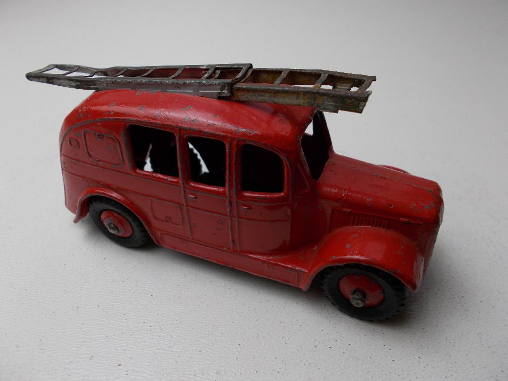 1955 Dinky Toys 250 STREAMLINED FIRE ENGINE (-C-), Ophalen of Verzenden, Gebruikt, Bus of Vrachtwagen, Dinky Toys