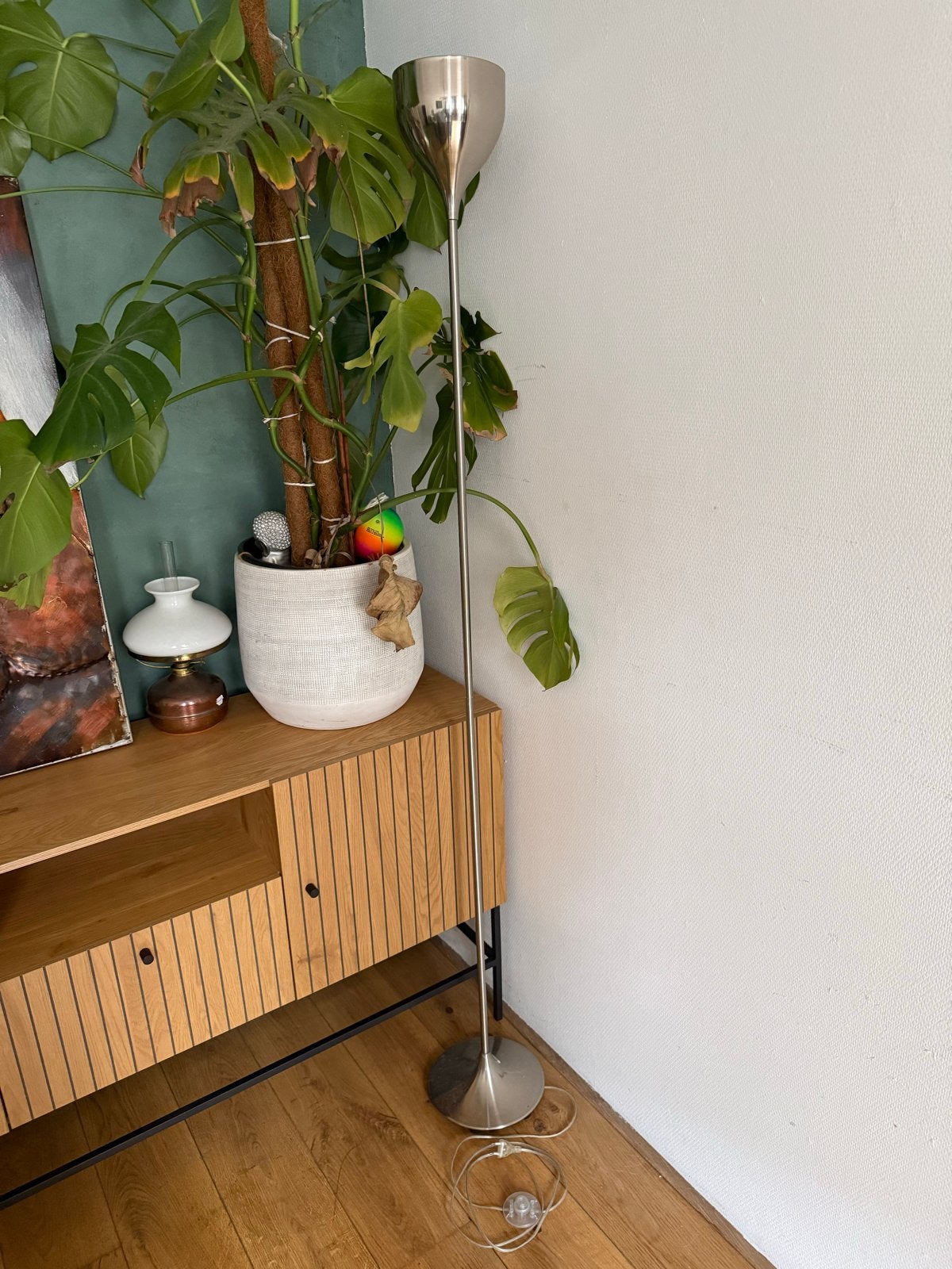 Stijlvolle zilverkleurige metalen vloerlamp, Huis en Inrichting, Lampen | Vloerlampen, Ophalen, E27 (groot), Zo goed als nieuw