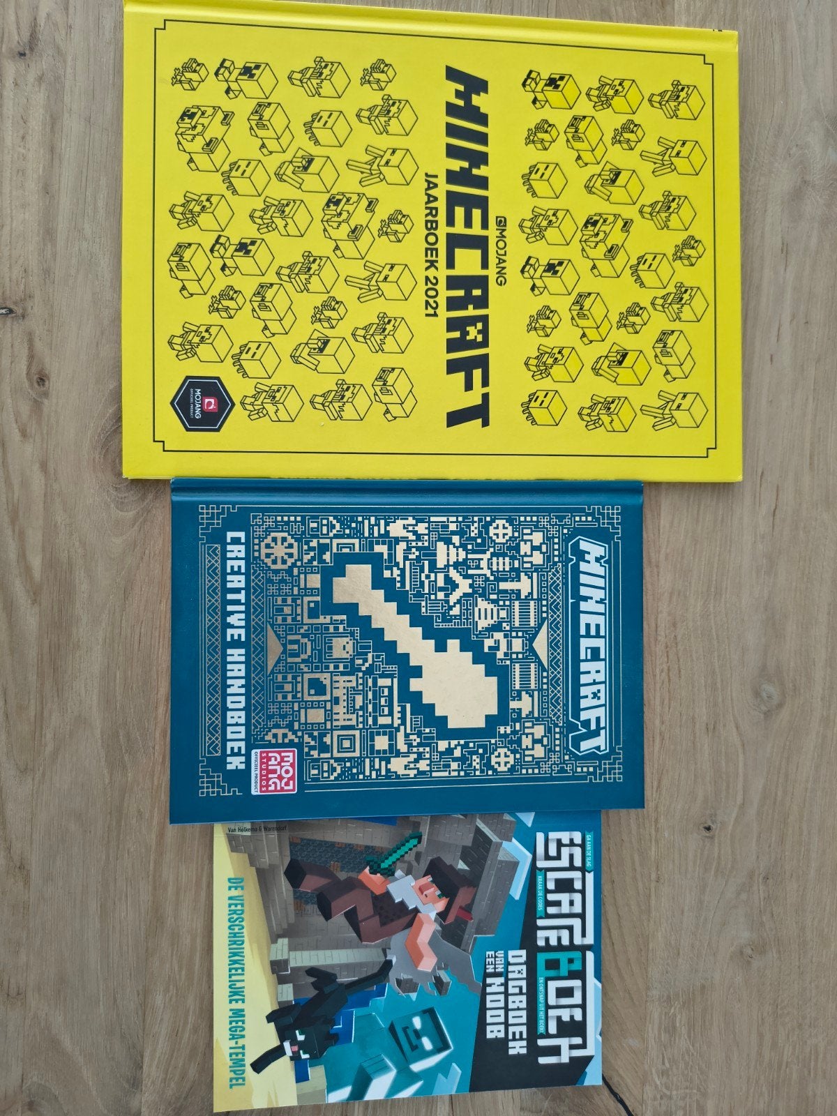 3 Minecraft Boeken w.o. Jaarboek 2021, Creative Handboek, Ophalen of Verzenden, Zo goed als nieuw