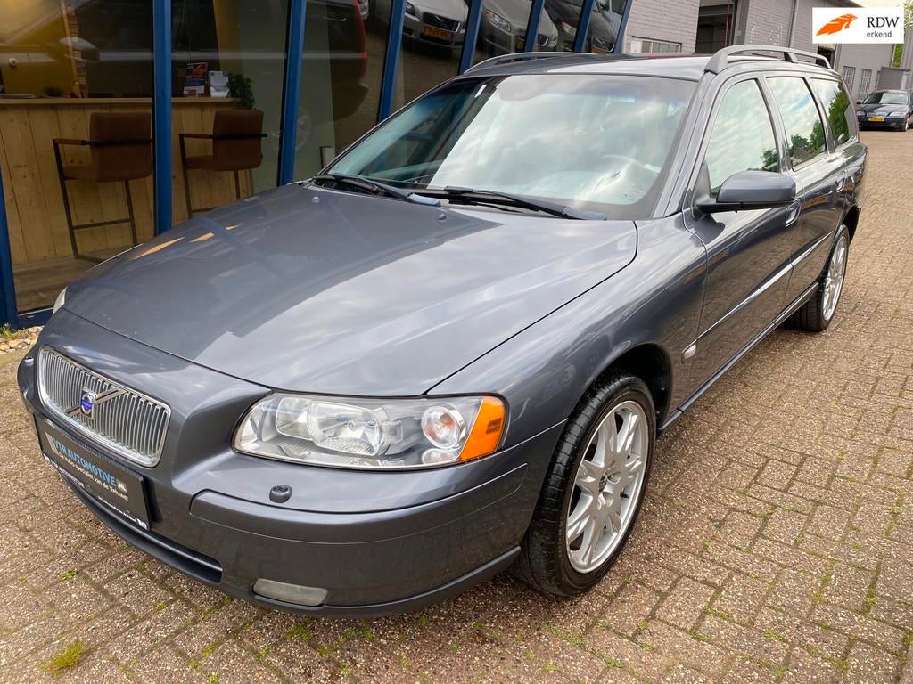 Volvo V70 2.5T Momentum AWD 210PK, Auto's, Gebruikt, Zwart, 2521 cc, Handgeschakeld