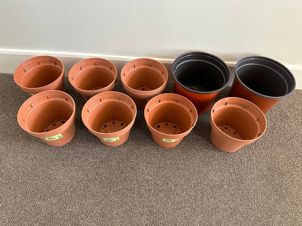 Foto 4 van NEGEN GLOEDNIEUWE Bloempotten; NIET gebruikt.