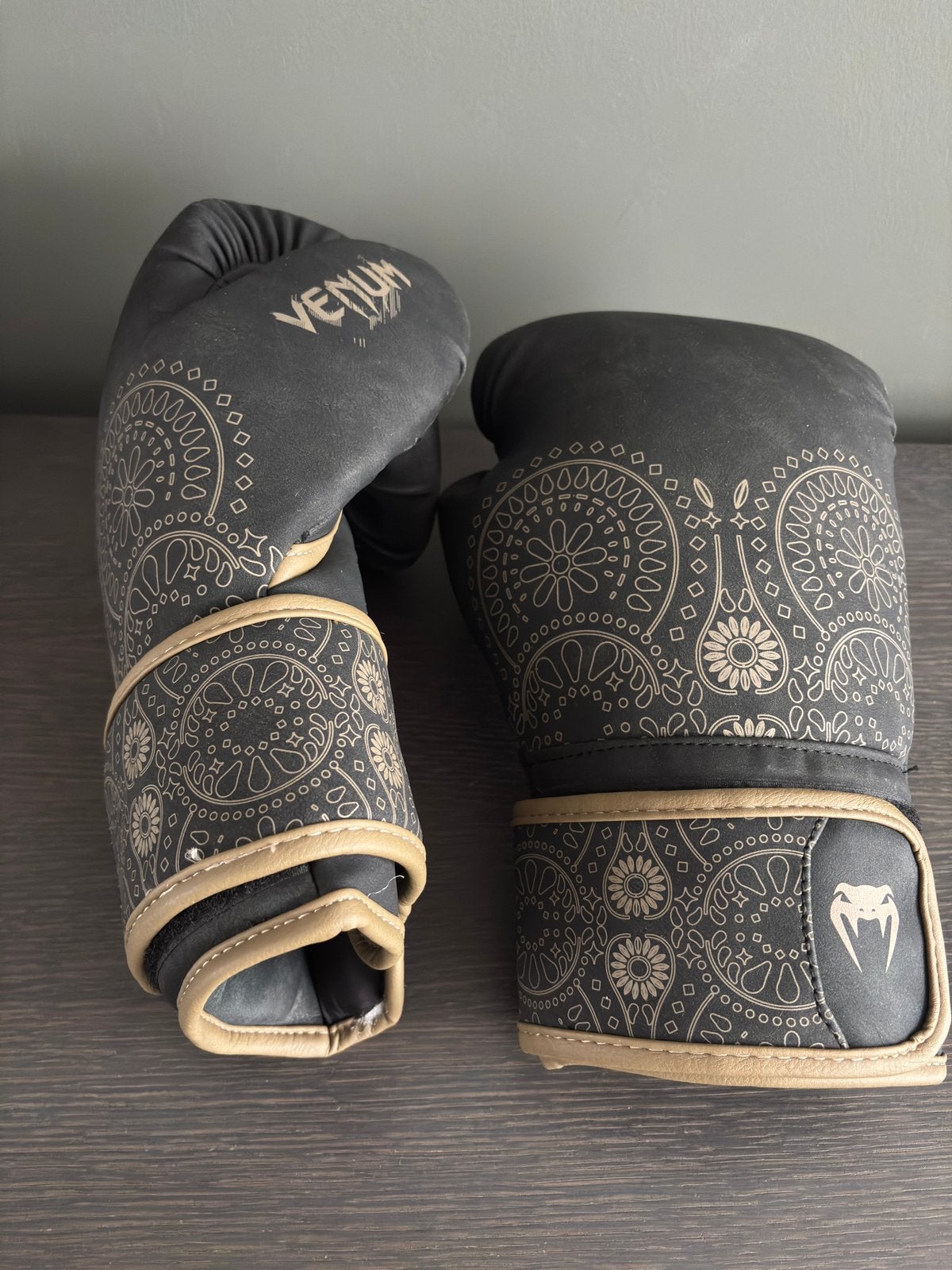 Venum Santa Muerte Dark Side Bokshandschoenen 16OZ, Ophalen of Verzenden, Zo goed als nieuw, Bokshandschoenen