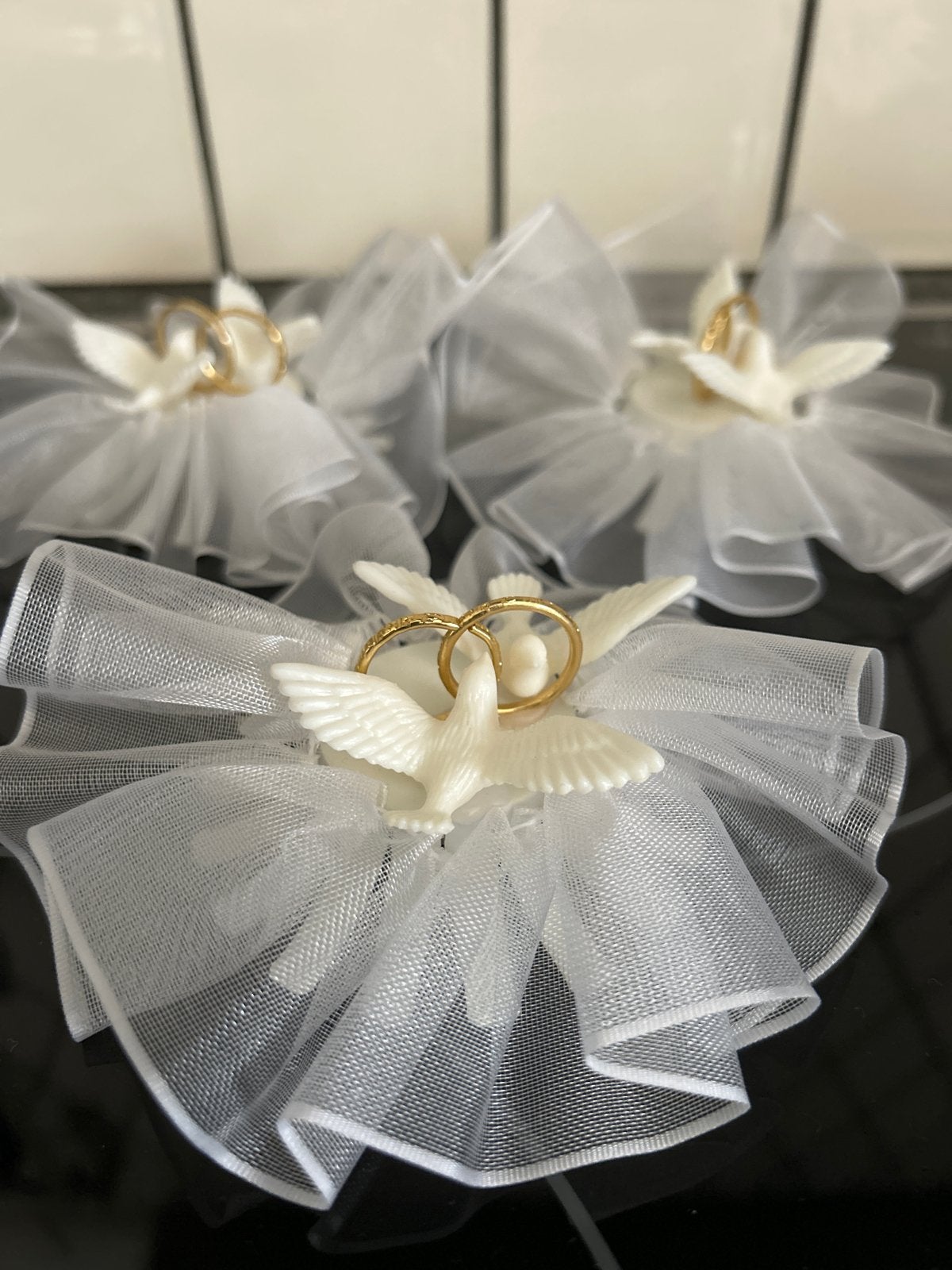 Taartdecoratie Duiven met gouden ringen - 3 stuks, Ophalen of Verzenden, Nieuw, Versiering