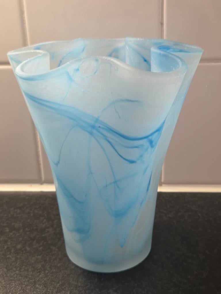 Vintage Deense Aida Zakdoekvaas – Matblauw Gemarmerd Glas, Gebruikt, Blauw, Ophalen of Verzenden, Glas