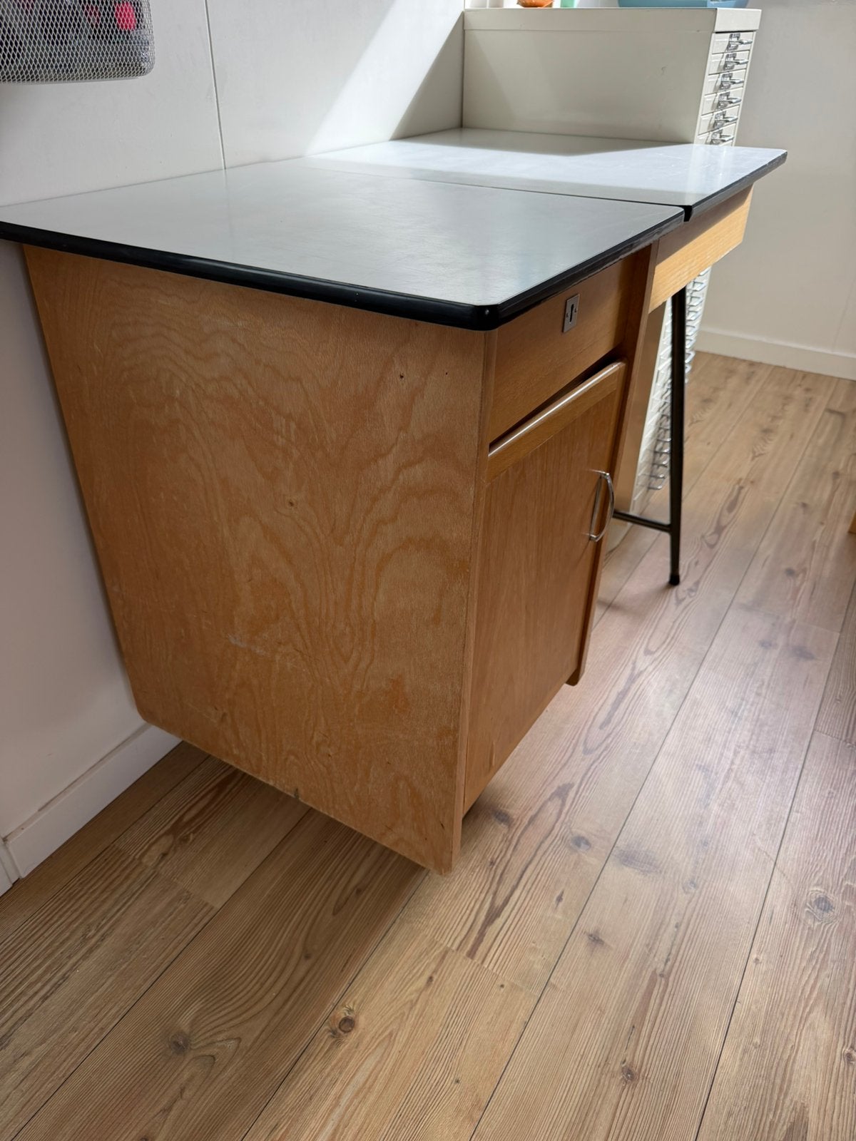 Vintage Mid-Century School/ Industrieel Bureau (Jaren 60/70), Huis en Inrichting, Ophalen, Gebruikt, Hout, Schoolbureau