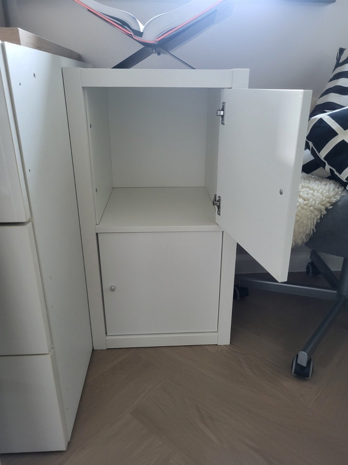 Witte IKEA kast met twee deurtjes, Huis en Inrichting, Ophalen, Overige materialen, Minder dan 50 cm, 100 tot 150 cm