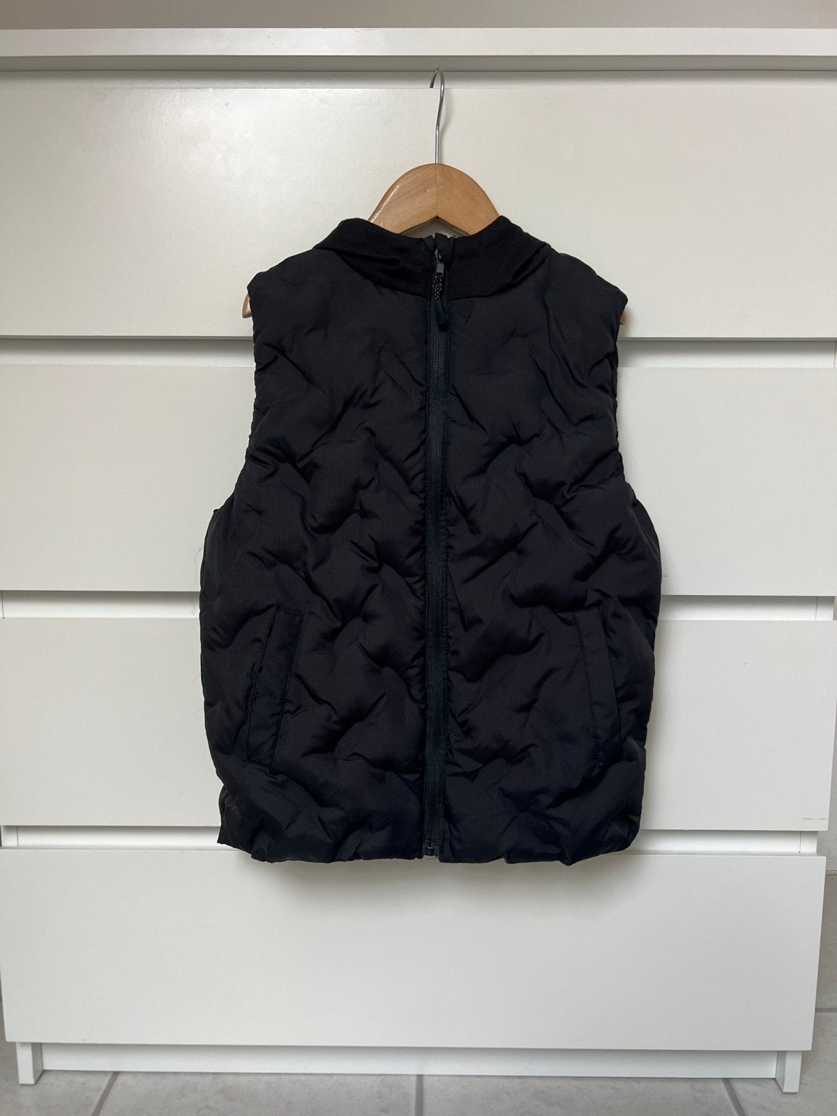 Zwarte gewatteerde bodywarmer met capuchon - Maat 134/140, Kinderen en Baby's, Kinderkleding | Maat 134, Ophalen of Verzenden