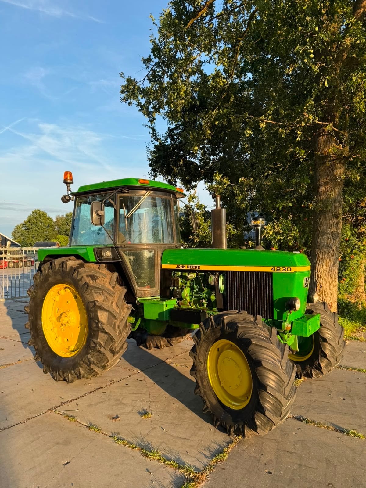 John Deere 4230 Tractor - Goed onderhouden, Gebruikt, Meer dan 10000, 120 tot 160 Pk, Ophalen