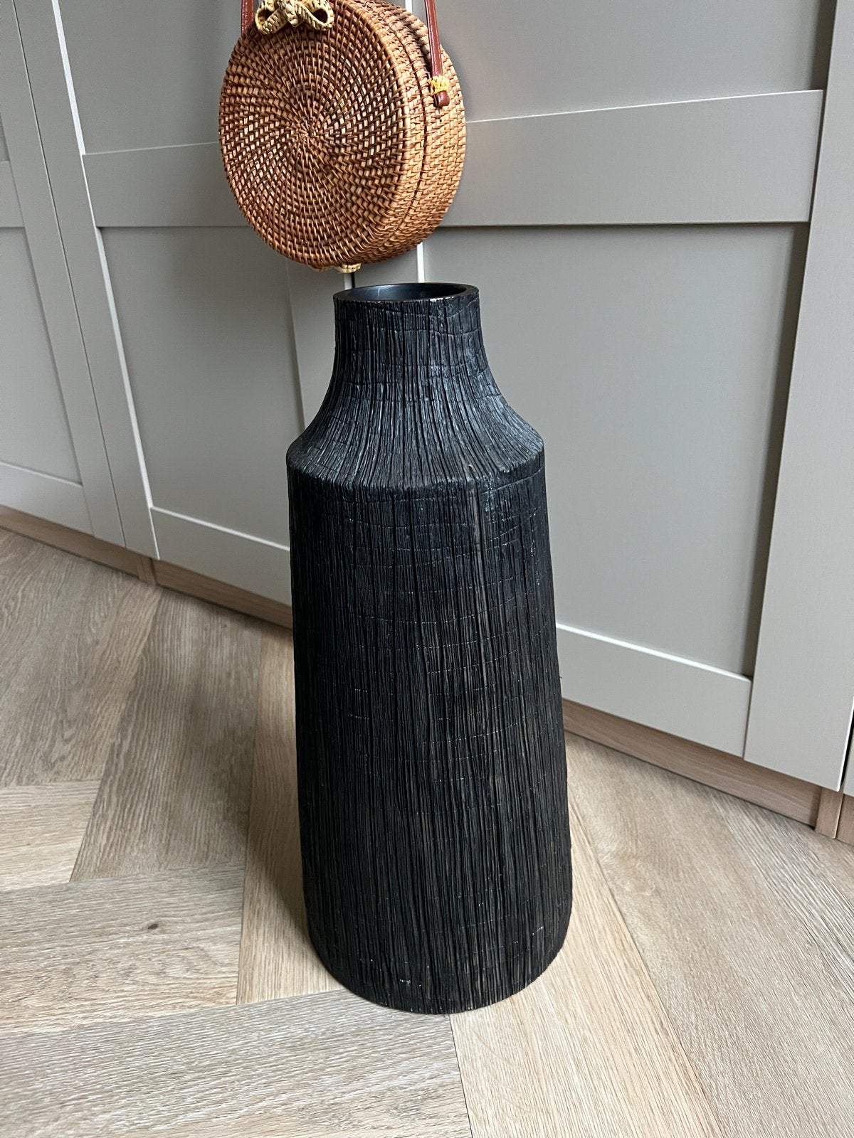 Zwarte vaas met textuur Coco Maison, Huis en Inrichting, Kunststof, Zwart, Ophalen of Verzenden, Zo goed als nieuw