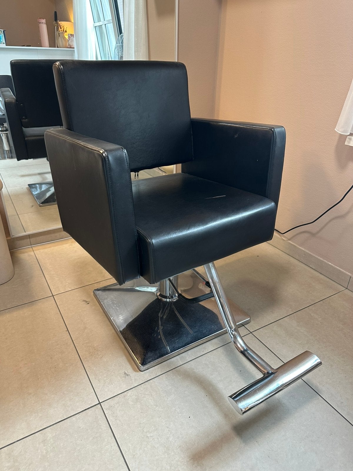 Kappersstoel zwart leer - Inclusief voetsteun, Huis en Inrichting, Stoelen, Ophalen, Gebruikt, Zwart, Leer