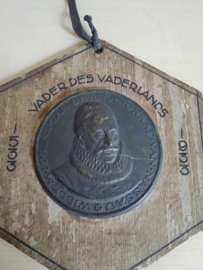 Bronzen penning op hout Willem van Oranje 1933, Postzegels en Munten, Ophalen of Verzenden, Brons