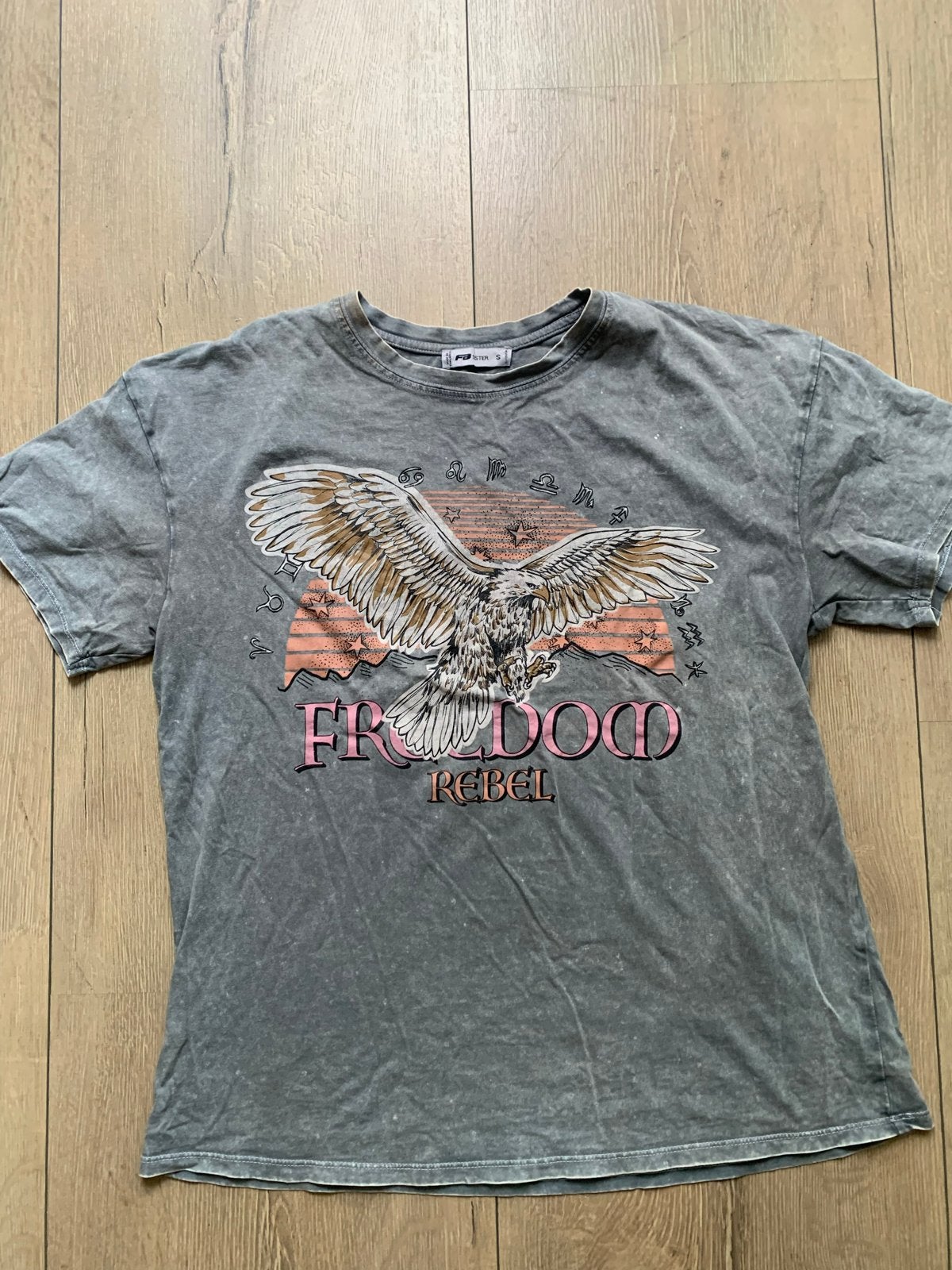 Grijs T-shirt met adelaarprint - 'Freedom Rebel', Maat 38/40 (M), Ophalen of Verzenden, Korte mouw, Grijs