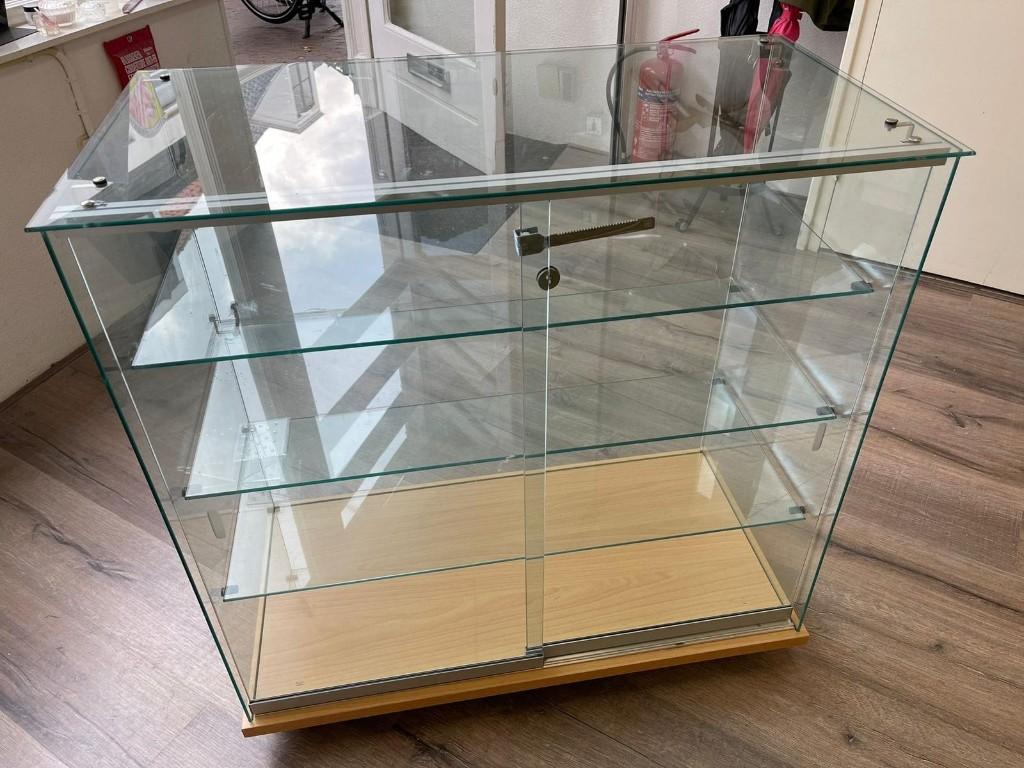 glazen vitrinekast – nette staat bieden, kan uit elkaar, Huis en Inrichting, Kasten | Vitrinekasten, Ophalen, Met plank(en), 50 tot 100 cm