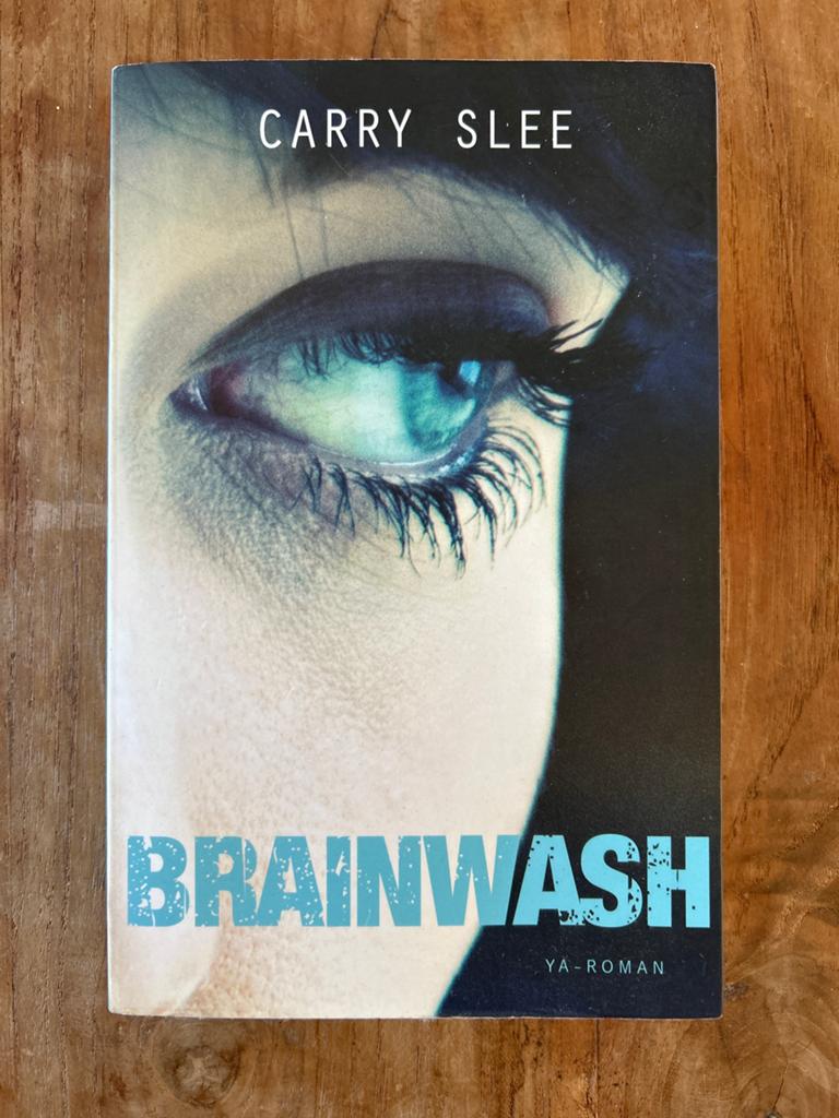 Brainwash - Carry Slee (YA-roman), Ophalen of Verzenden, Gelezen, Nederland