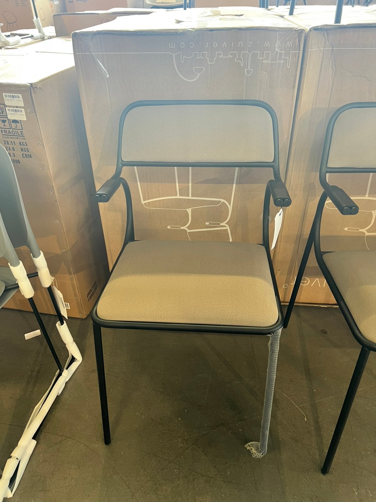 Zuiver stoel Alba in beige en zwart, Huis en Inrichting, Ophalen, Zo goed als nieuw, Overige kleuren, Vijf, Zes of meer stoelen