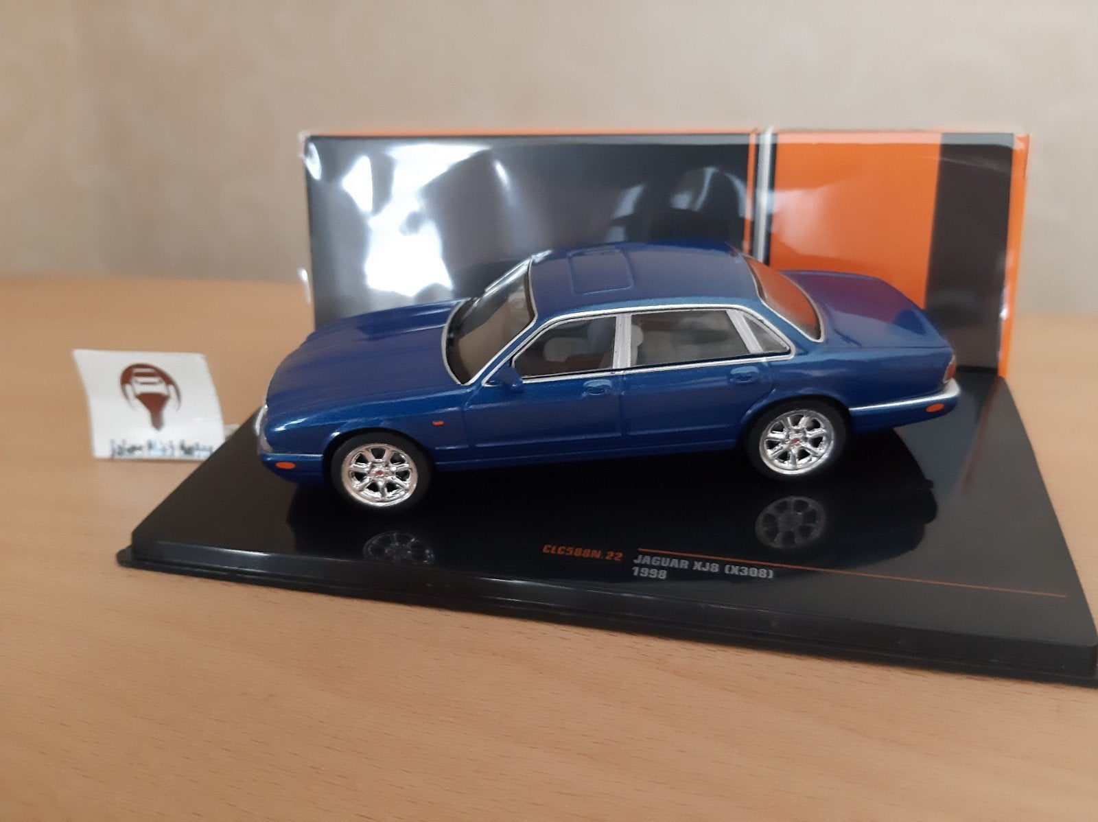 Jaguar XJ8 (X308) 1998 Royal Blue Metallic van IXO 1:43, Overige merken, Auto, IXO, Nieuw